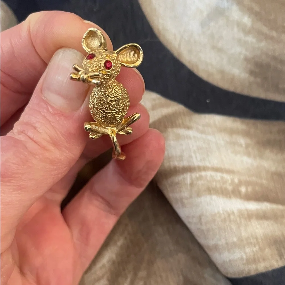 Vintage Gold-Tone Mouse Brooch 🐭✨ - Picture 1 of 2